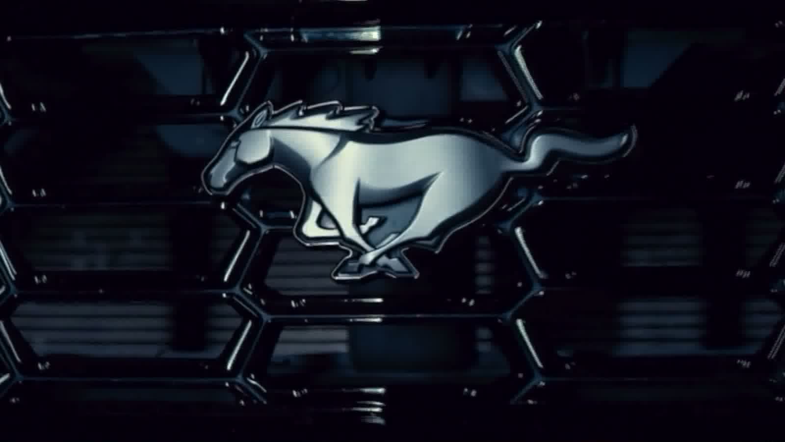 Emblema Ford Mustang em cena noturna
