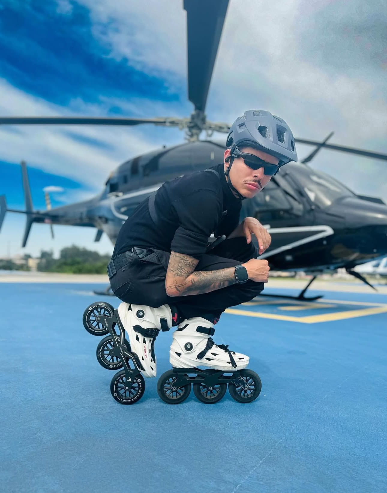 Sobre patins em heliponto, ao lado de helicóptero