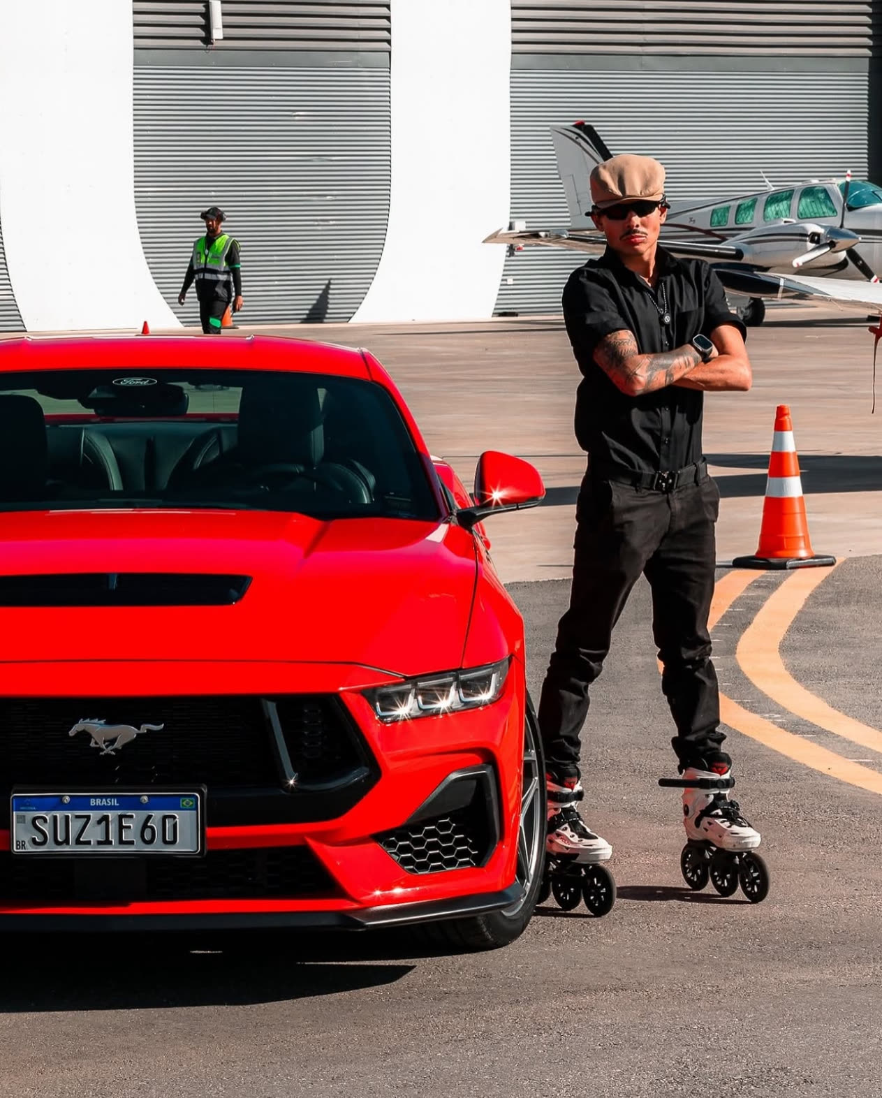 Bruno Domingues sobre patins ao lado de um Ford Mustang